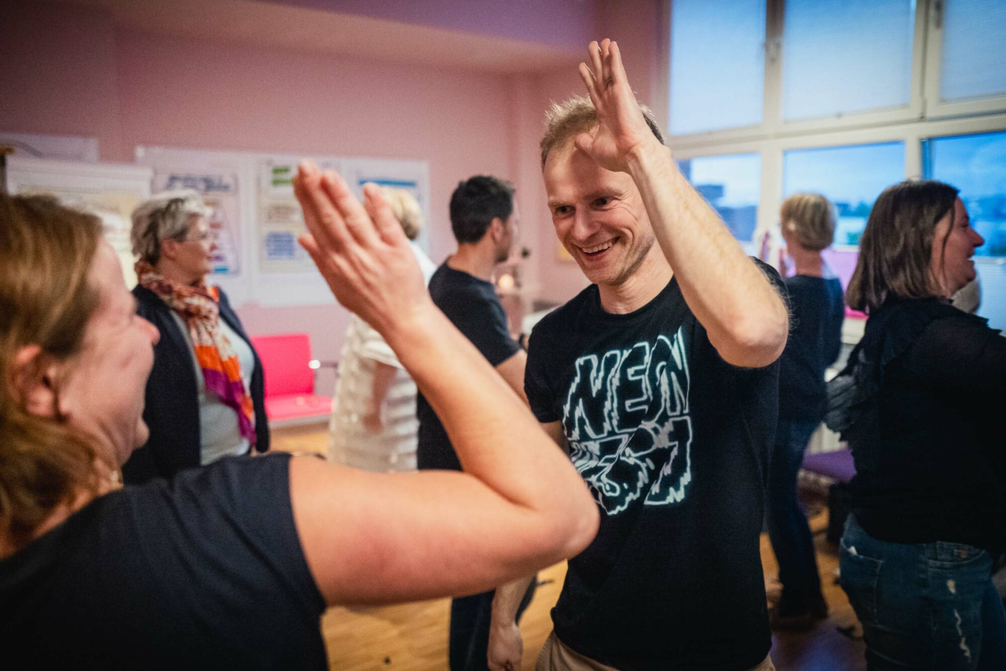 Menschen beim Abklatschen