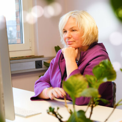 Dr. Susanne Lapp vor dem Bildschirm
